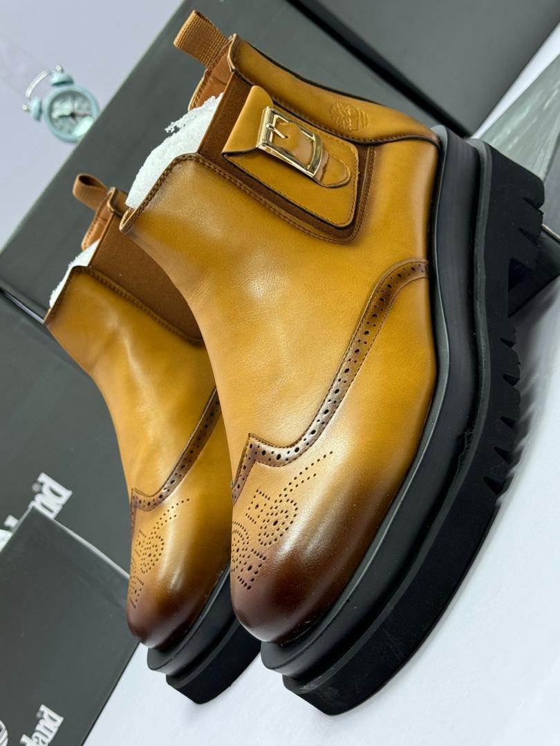 Men’s Wingtip Chelsea Boots in Patina Leather Men’s Wingtip Chelsea Boots in Patina Leather