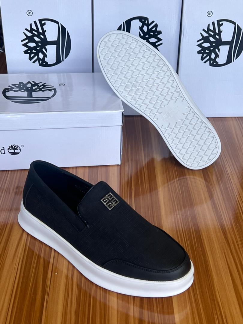 Men’s Slip-On Sneakers with Metal Plaque Men’s Slip-On Sneakers with Metal Plaque